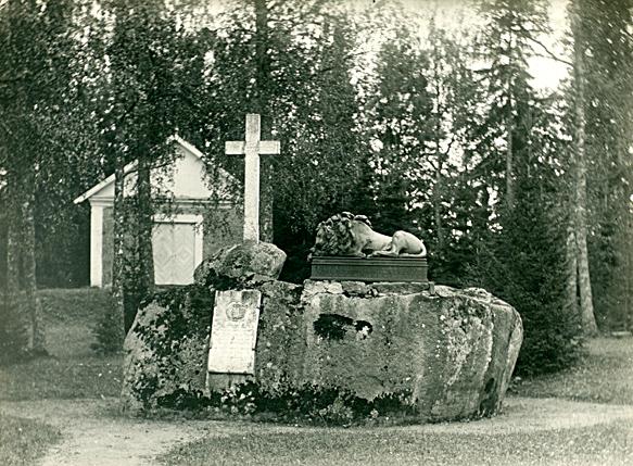 File:Sakslaste rüütli von Anrepi haud Kärstna mäe otsas 1912 [Eesti Rahva Muuseum 213-42_www.muis.ee].jpg